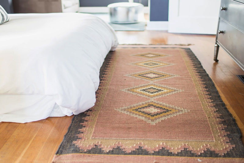Ковровая дорожка в спальне
